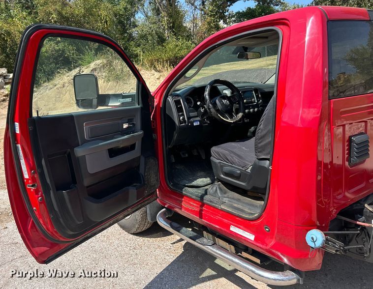 image for item ET3191 2015 RAM 3500HD truck cab and chassis