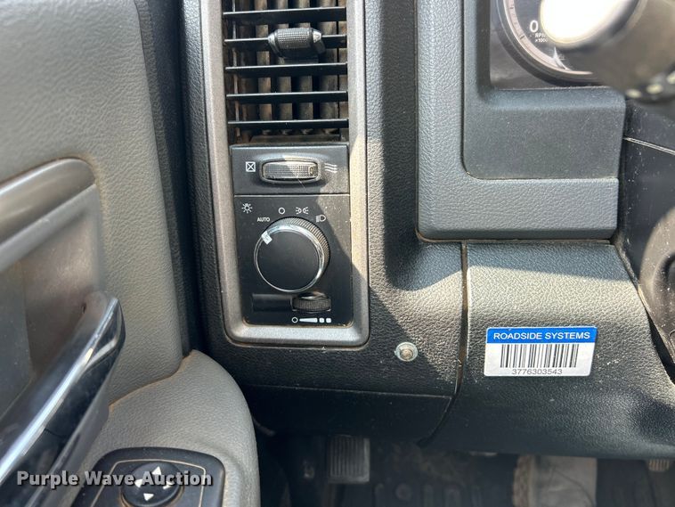 image for item ET3191 2015 RAM 3500HD truck cab and chassis