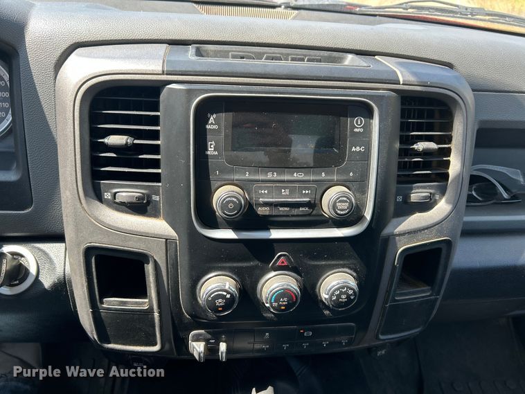 image for item ET3191 2015 RAM 3500HD truck cab and chassis