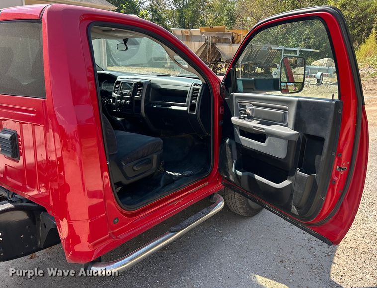 image for item ET3191 2015 RAM 3500HD truck cab and chassis