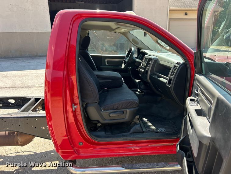 image for item ET3191 2015 RAM 3500HD truck cab and chassis