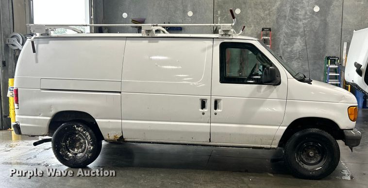 image for item ET3210 2007 Ford E250 Super Duty van