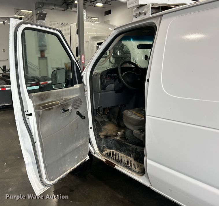image for item ET3210 2007 Ford E250 Super Duty van