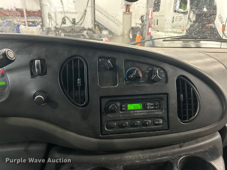 image for item ET3210 2007 Ford E250 Super Duty van