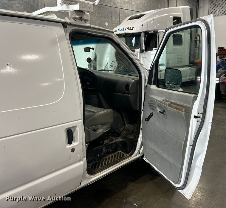 image for item ET3210 2007 Ford E250 Super Duty van