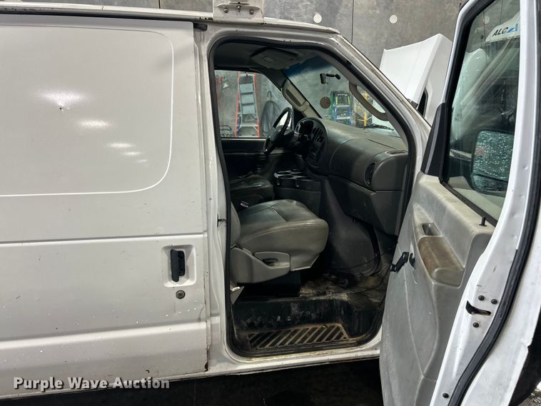 image for item ET3210 2007 Ford E250 Super Duty van