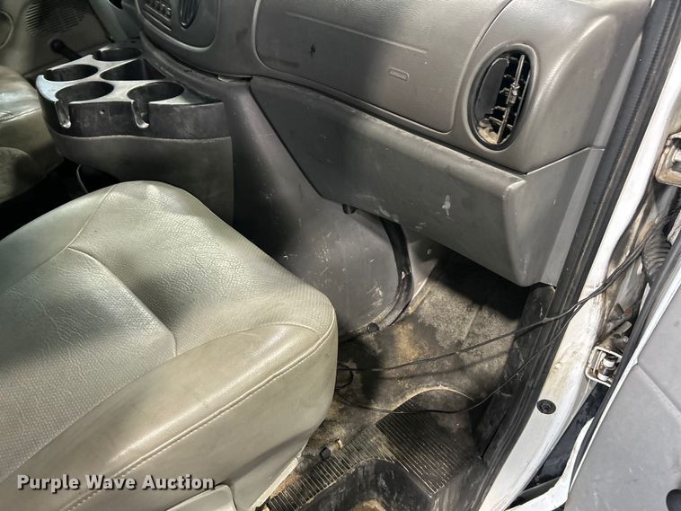 image for item ET3210 2007 Ford E250 Super Duty van