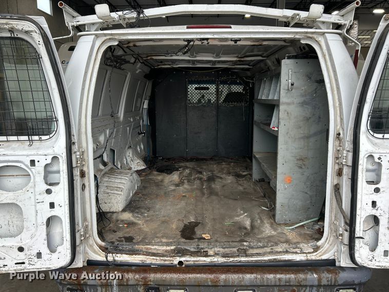 image for item ET3210 2007 Ford E250 Super Duty van