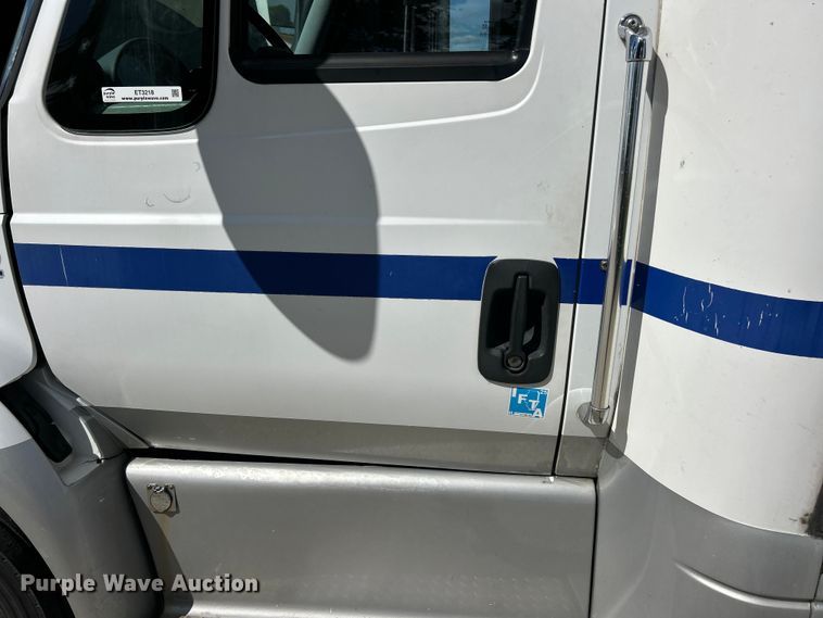 image for item ET3218 2006 International PC015 shuttle bus