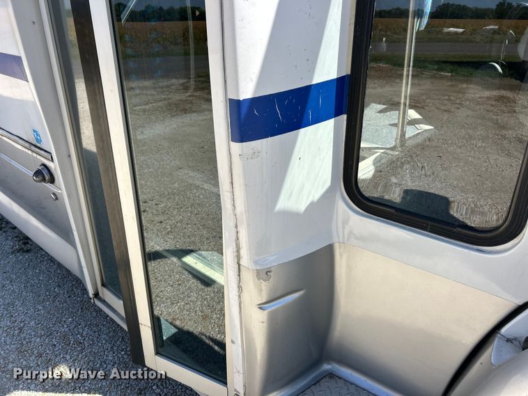 image for item ET3218 2006 International PC015 shuttle bus