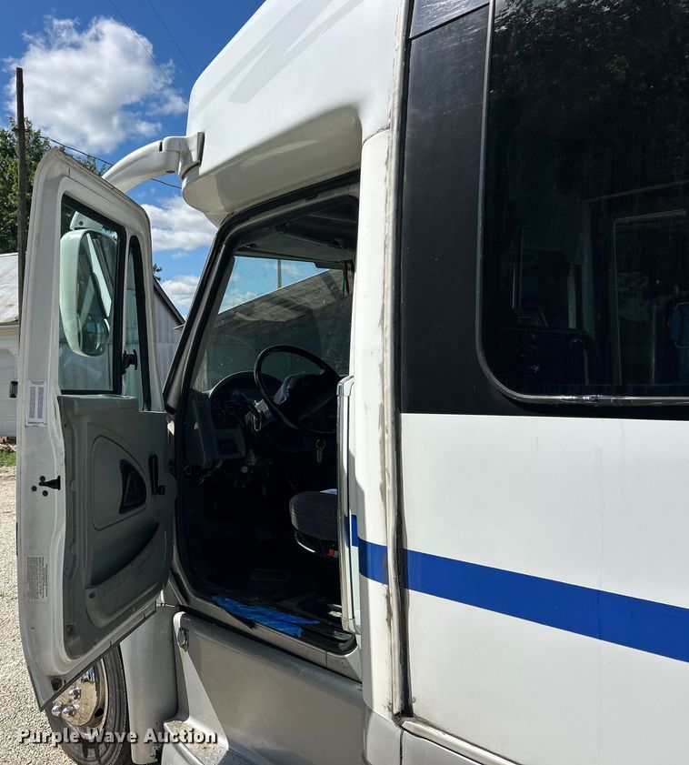 image for item ET3218 2006 International PC015 shuttle bus