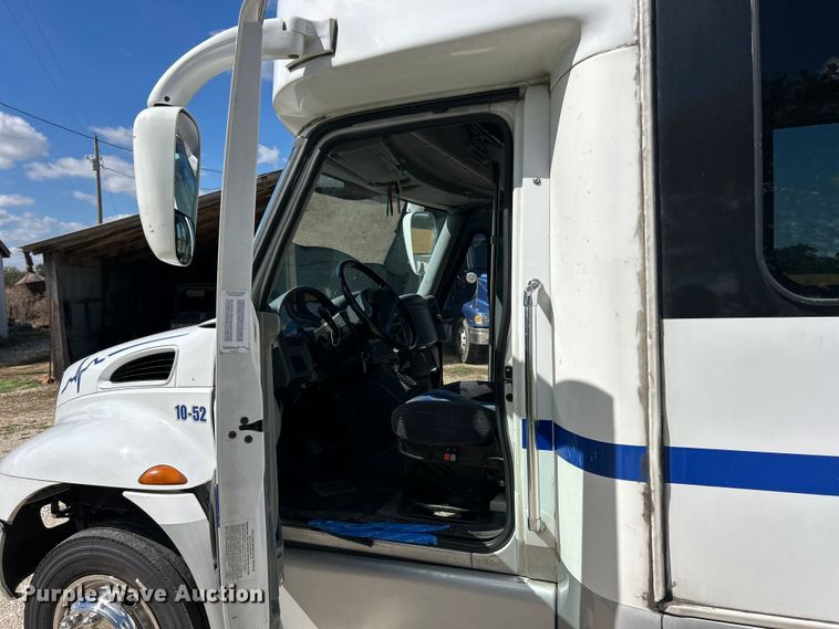 image for item ET3218 2006 International PC015 shuttle bus