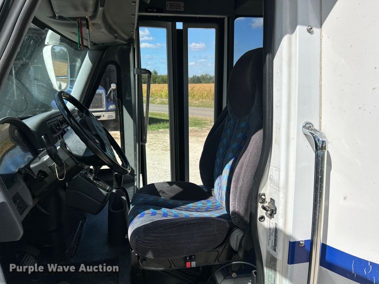 image for item ET3218 2006 International PC015 shuttle bus