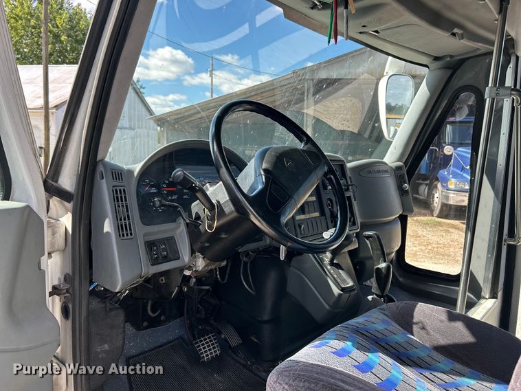 image for item ET3218 2006 International PC015 shuttle bus