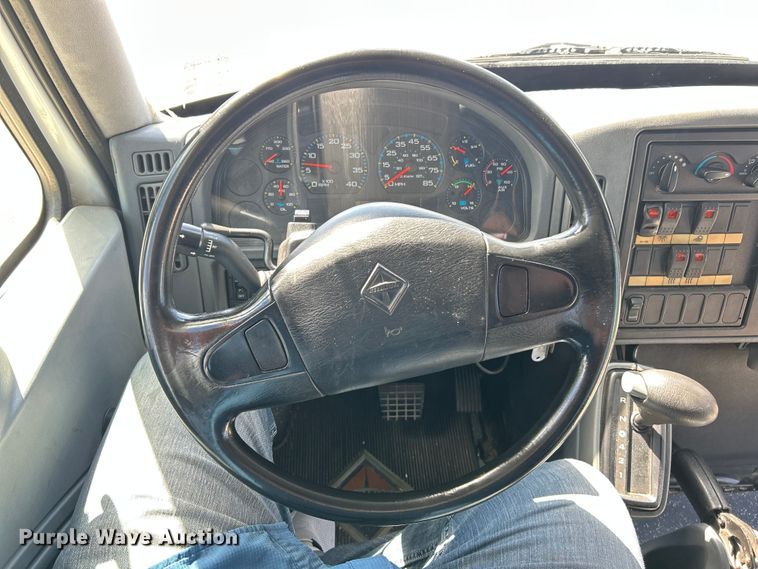 image for item ET3218 2006 International PC015 shuttle bus