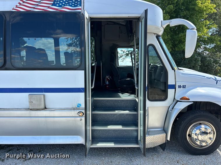 image for item ET3218 2006 International PC015 shuttle bus