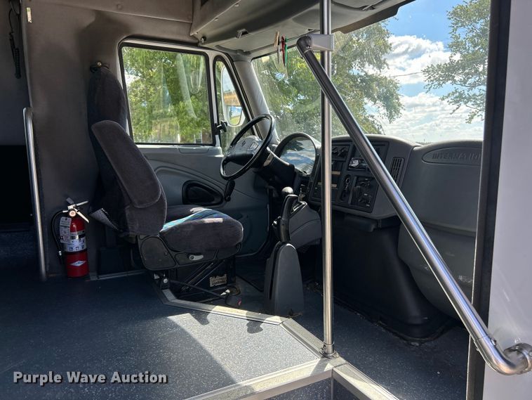 image for item ET3218 2006 International PC015 shuttle bus