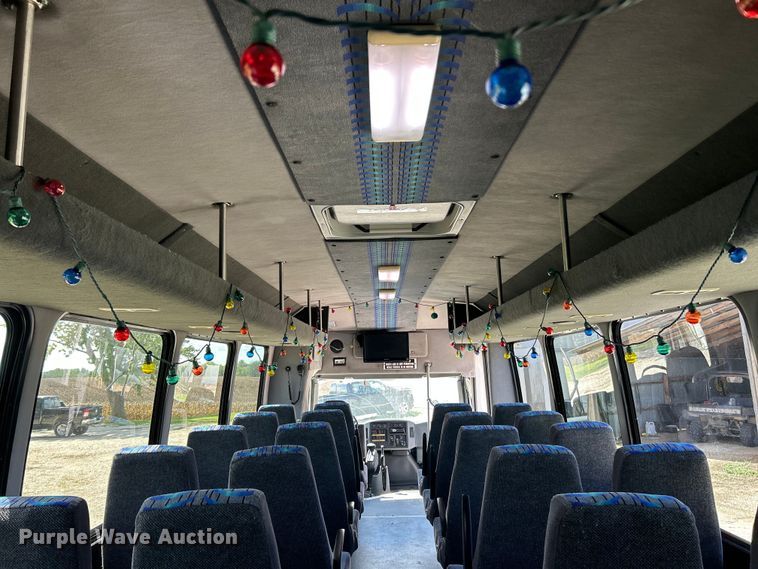 image for item ET3218 2006 International PC015 shuttle bus