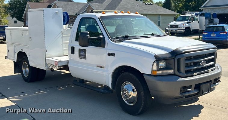 image for item ET3447 2004 Ford F350 Super Duty XL utility bed pickup truck