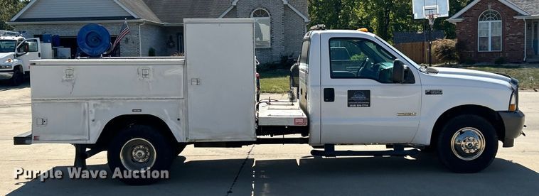 image for item ET3447 2004 Ford F350 Super Duty XL utility bed pickup truck