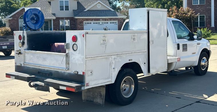 image for item ET3447 2004 Ford F350 Super Duty XL utility bed pickup truck