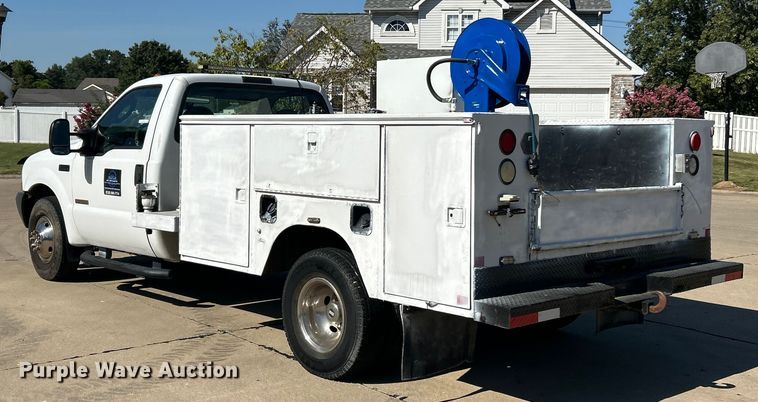 image for item ET3447 2004 Ford F350 Super Duty XL utility bed pickup truck