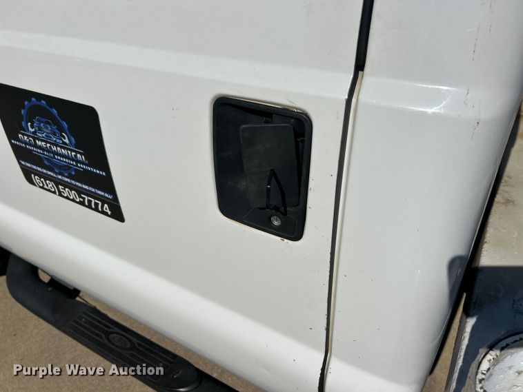 image for item ET3447 2004 Ford F350 Super Duty XL utility bed pickup truck