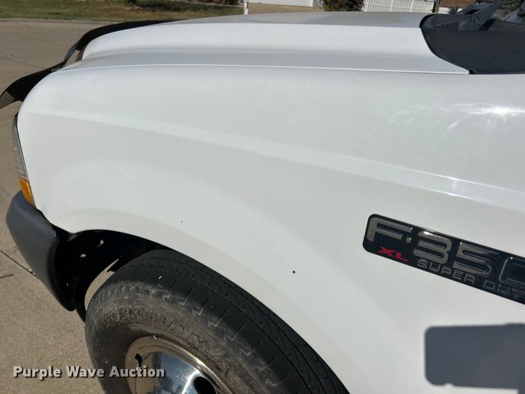 image for item ET3447 2004 Ford F350 Super Duty XL utility bed pickup truck