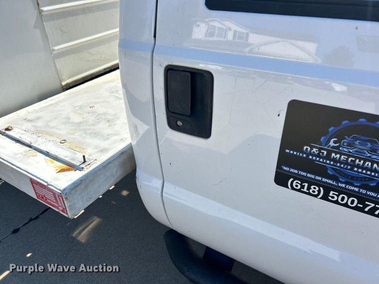 image for item ET3447 2004 Ford F350 Super Duty XL utility bed pickup truck