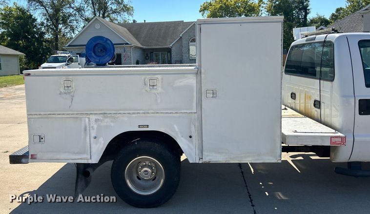 image for item ET3447 2004 Ford F350 Super Duty XL utility bed pickup truck