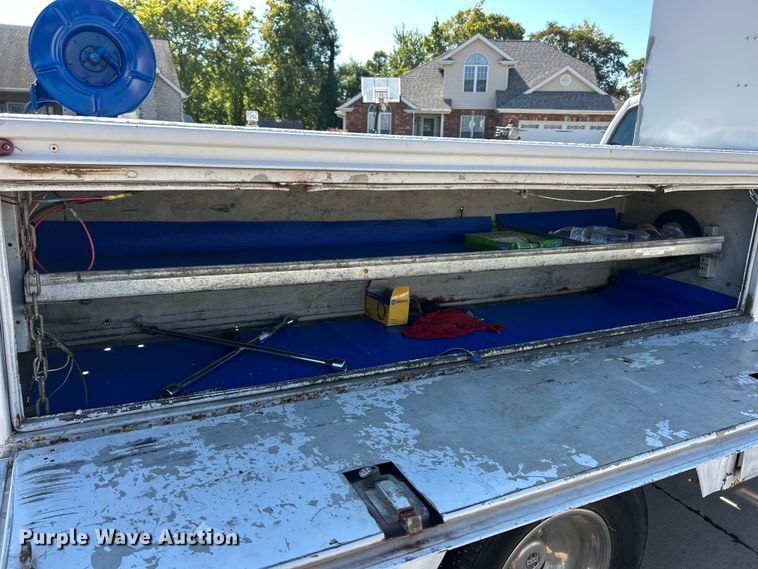 image for item ET3447 2004 Ford F350 Super Duty XL utility bed pickup truck