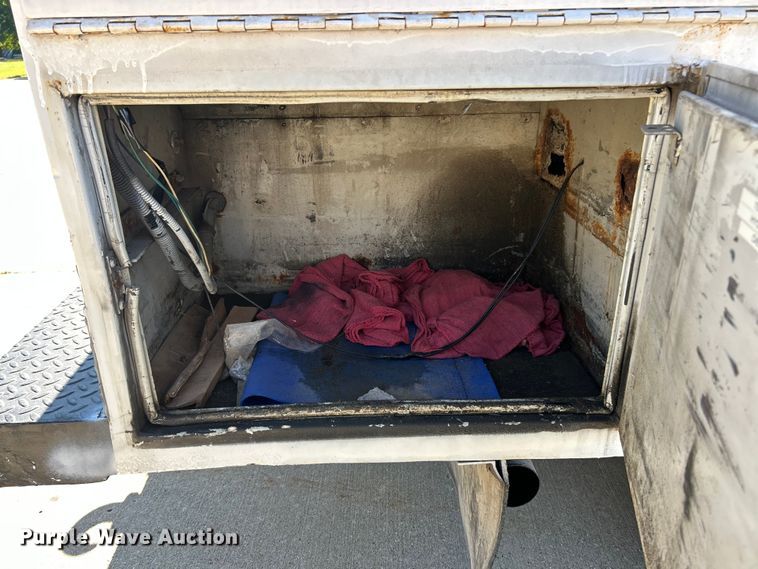 image for item ET3447 2004 Ford F350 Super Duty XL utility bed pickup truck