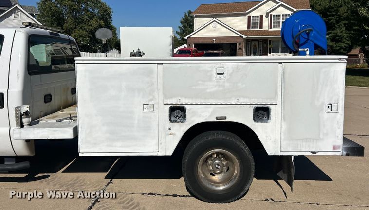 image for item ET3447 2004 Ford F350 Super Duty XL utility bed pickup truck