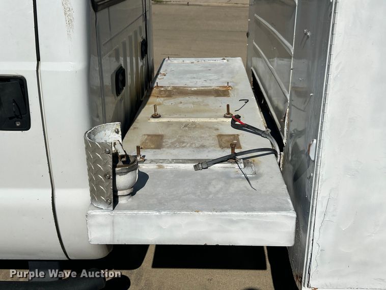 image for item ET3447 2004 Ford F350 Super Duty XL utility bed pickup truck