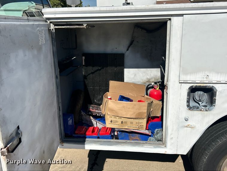 image for item ET3447 2004 Ford F350 Super Duty XL utility bed pickup truck