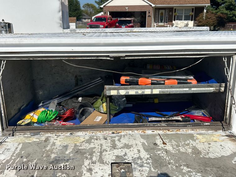 image for item ET3447 2004 Ford F350 Super Duty XL utility bed pickup truck