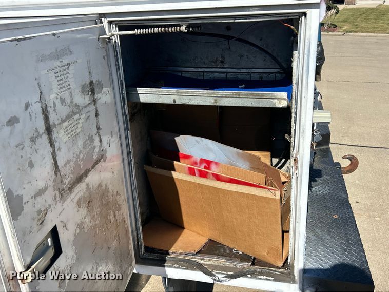 image for item ET3447 2004 Ford F350 Super Duty XL utility bed pickup truck