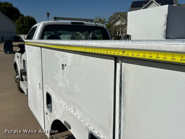 image for item ET3447 2004 Ford F350 Super Duty XL utility bed pickup truck