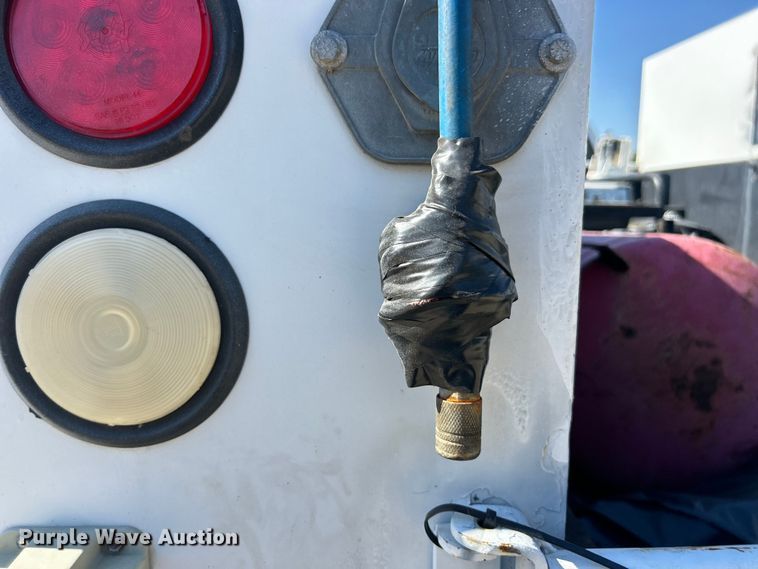 image for item ET3447 2004 Ford F350 Super Duty XL utility bed pickup truck