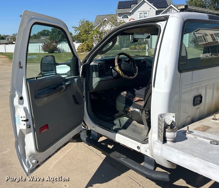 image for item ET3447 2004 Ford F350 Super Duty XL utility bed pickup truck