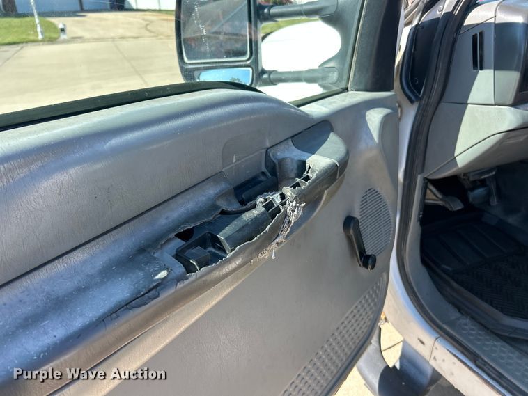 image for item ET3447 2004 Ford F350 Super Duty XL utility bed pickup truck