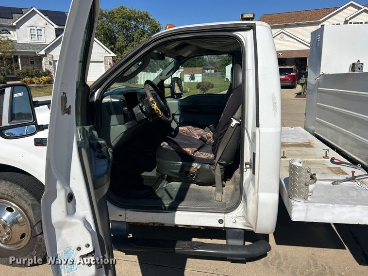 image for item ET3447 2004 Ford F350 Super Duty XL utility bed pickup truck