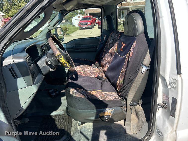 image for item ET3447 2004 Ford F350 Super Duty XL utility bed pickup truck