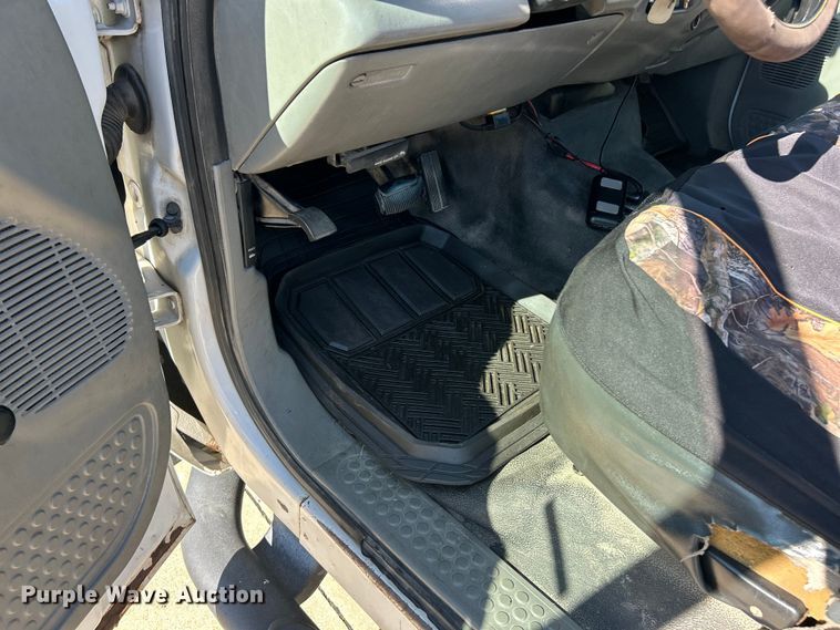 image for item ET3447 2004 Ford F350 Super Duty XL utility bed pickup truck