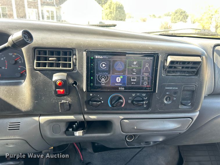 image for item ET3447 2004 Ford F350 Super Duty XL utility bed pickup truck