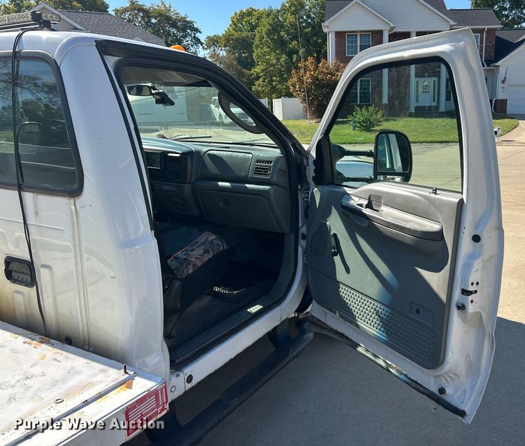 image for item ET3447 2004 Ford F350 Super Duty XL utility bed pickup truck