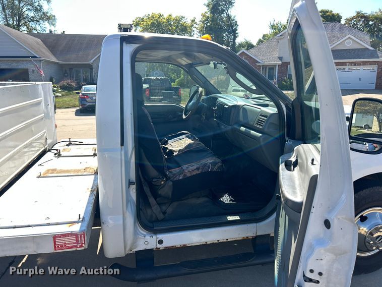 image for item ET3447 2004 Ford F350 Super Duty XL utility bed pickup truck