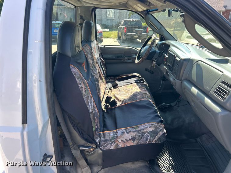 image for item ET3447 2004 Ford F350 Super Duty XL utility bed pickup truck