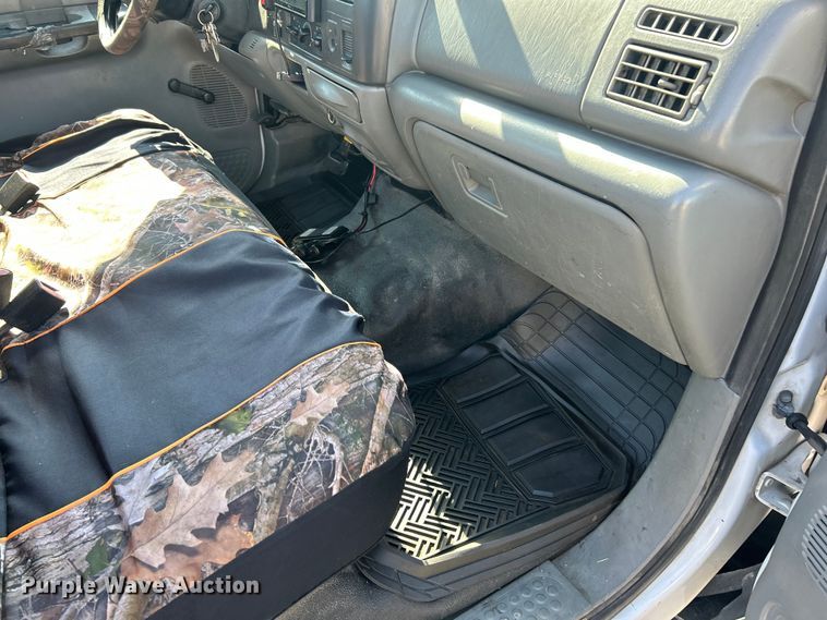 image for item ET3447 2004 Ford F350 Super Duty XL utility bed pickup truck