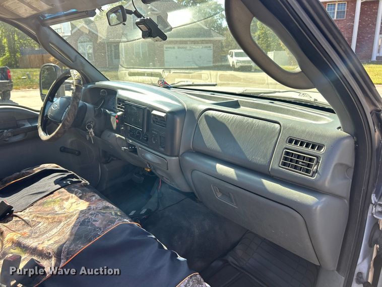 image for item ET3447 2004 Ford F350 Super Duty XL utility bed pickup truck